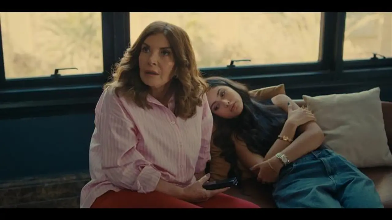 أزمة بين ميرفت أمين وابنتها بسبب سفر مفاجئ ضمن أحداث الحلقة 10 من مسلسل كلهم بيحبوا مودي